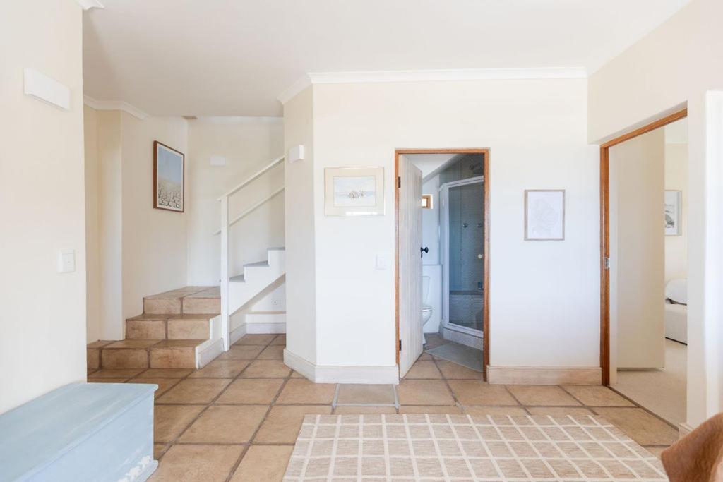 Seia Dream Offers Stunning Ocean Views, Sunny Living Spaces, Plunge Pool And Terraces Perfect For Relaxing, Walk To Simons Town, Seaforth Beach, Boulders Penguins, High Speed Internet, Smart Tv And Back Up Solar, Ideal For Families Or Remote Wo Casa de férias