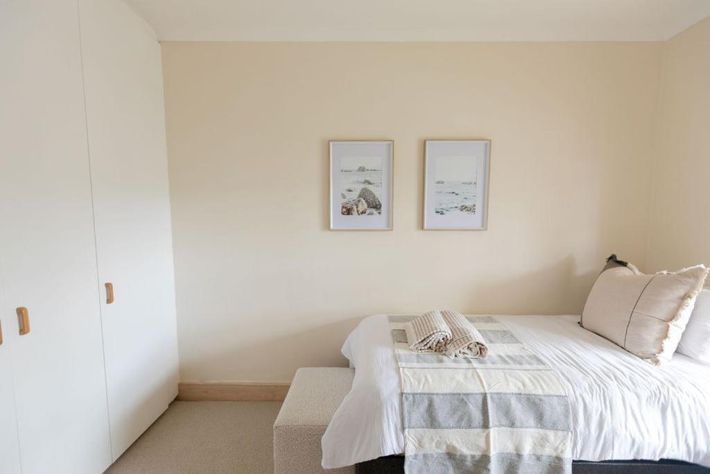 Casa de férias Seia Dream Offers Stunning Ocean Views, Sunny Living Spaces, Plunge Pool And Terraces Perfect For Relaxing, Walk To Simons Town, Seaforth Beach, Boulders Penguins, High Speed Internet, Smart Tv And Back Up Solar, Ideal For Families Or Remote Wo