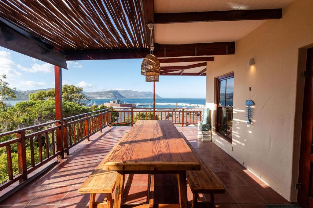 Seia Dream Offers Stunning Ocean Views, Sunny Living Spaces, Plunge Pool And Terraces Perfect For Relaxing, Walk To Simons Town, Seaforth Beach, Boulders Penguins, High Speed Internet, Smart Tv And Back Up Solar, Ideal For Families Or Remote Wo Casa de férias Cidade Do Cabo