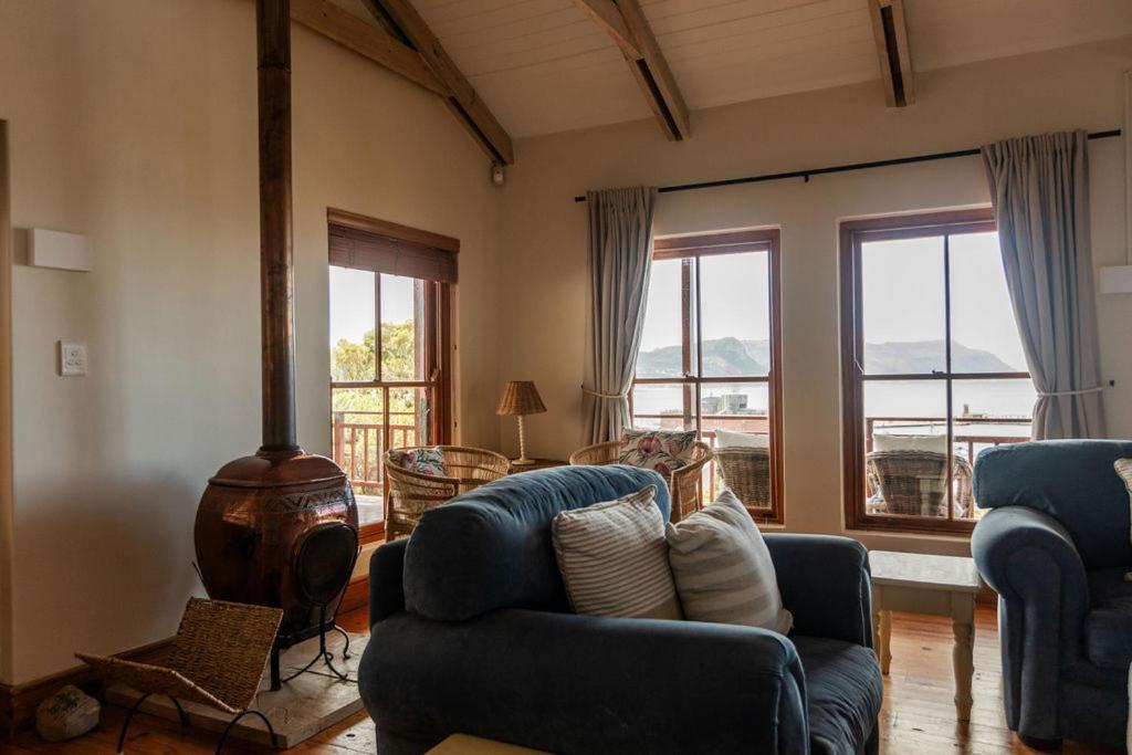 Casa de férias Seia Dream Offers Stunning Ocean Views, Sunny Living Spaces, Plunge Pool And Terraces Perfect For Relaxing, Walk To Simons Town, Seaforth Beach, Boulders Penguins, High Speed Internet, Smart Tv And Back Up Solar, Ideal For Families Or Remote Wo