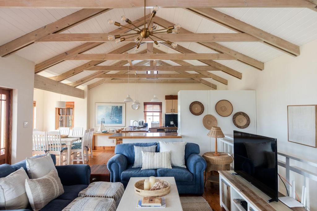 Seia Dream Offers Stunning Ocean Views, Sunny Living Spaces, Plunge Pool And Terraces Perfect For Relaxing, Walk To Simons Town, Seaforth Beach, Boulders Penguins, High Speed Internet, Smart Tv And Back Up Solar, Ideal For Families Or Remote Wo *