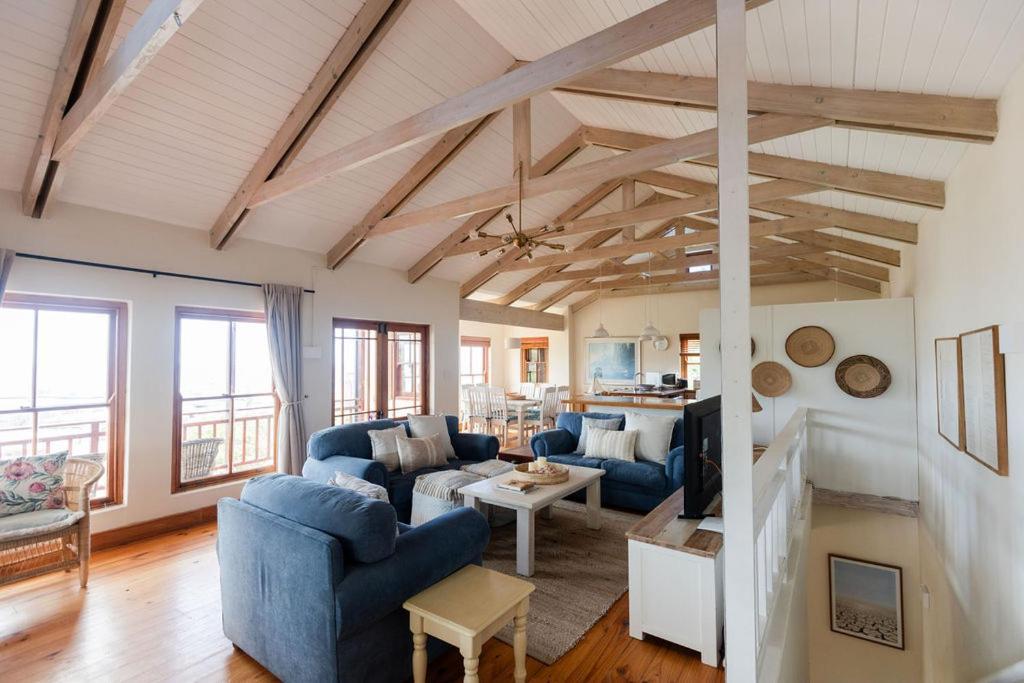 Casa de férias Seia Dream Offers Stunning Ocean Views, Sunny Living Spaces, Plunge Pool And Terraces Perfect For Relaxing, Walk To Simons Town, Seaforth Beach, Boulders Penguins, High Speed Internet, Smart Tv And Back Up Solar, Ideal For Families Or Remote Wo