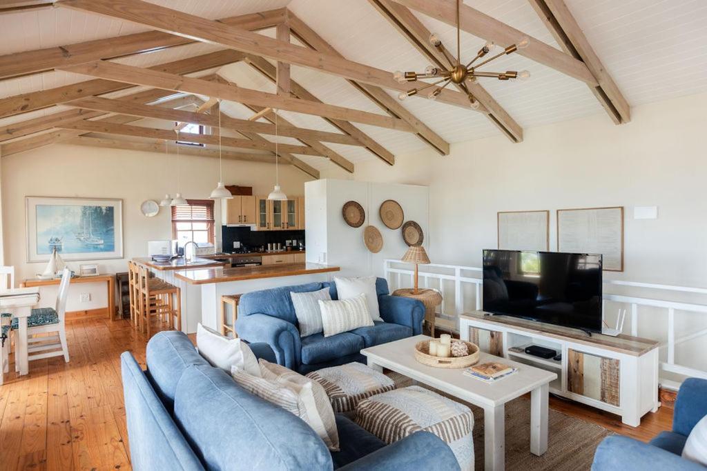 Casa de férias Seia Dream Offers Stunning Ocean Views, Sunny Living Spaces, Plunge Pool And Terraces Perfect For Relaxing, Walk To Simons Town, Seaforth Beach, Boulders Penguins, High Speed Internet, Smart Tv And Back Up Solar, Ideal For Families Or Remote Wo *