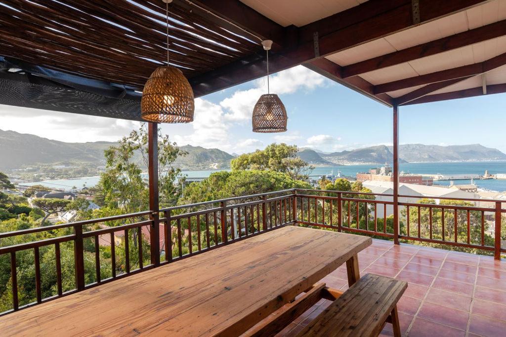 Seia Dream Offers Stunning Ocean Views, Sunny Living Spaces, Plunge Pool And Terraces Perfect For Relaxing, Walk To Simons Town, Seaforth Beach, Boulders Penguins, High Speed Internet, Smart Tv And Back Up Solar, Ideal For Families Or Remote Wo Cidade Do Cabo