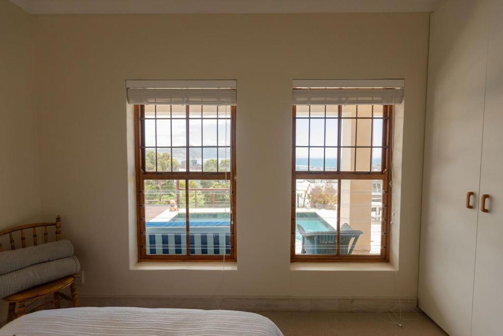 Seia Dream Offers Stunning Ocean Views, Sunny Living Spaces, Plunge Pool And Terraces Perfect For Relaxing, Walk To Simons Town, Seaforth Beach, Boulders Penguins, High Speed Internet, Smart Tv And Back Up Solar, Ideal For Families Or Remote Wo