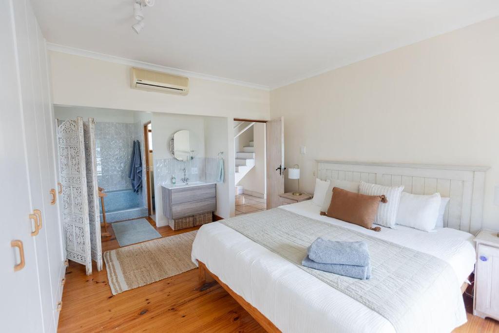 Seia Dream Offers Stunning Ocean Views, Sunny Living Spaces, Plunge Pool And Terraces Perfect For Relaxing, Walk To Simons Town, Seaforth Beach, Boulders Penguins, High Speed Internet, Smart Tv And Back Up Solar, Ideal For Families Or Remote Wo Casa de férias