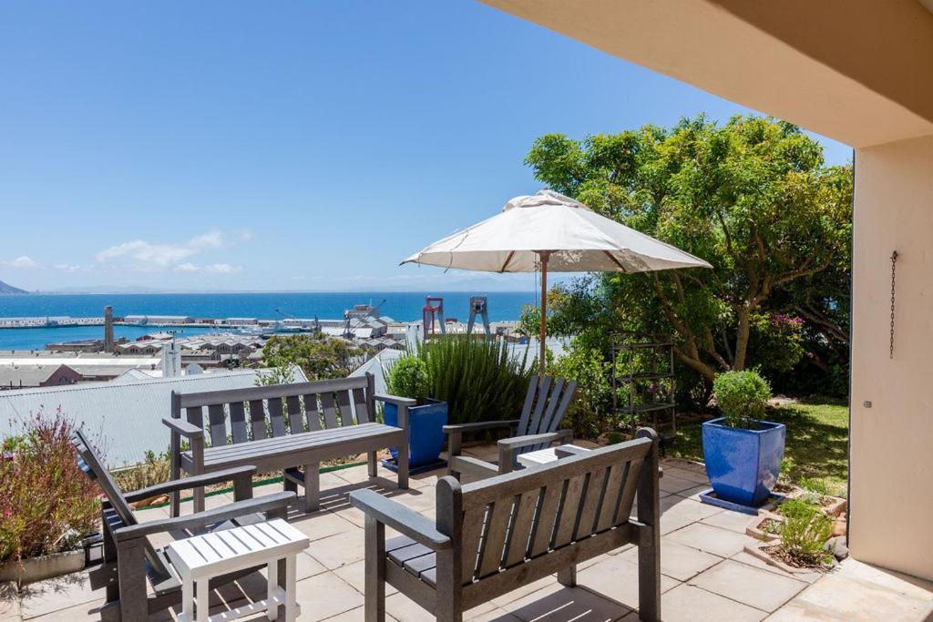 Seia Dream Offers Stunning Ocean Views, Sunny Living Spaces, Plunge Pool And Terraces Perfect For Relaxing, Walk To Simons Town, Seaforth Beach, Boulders Penguins, High Speed Internet, Smart Tv And Back Up Solar, Ideal For Families Or Remote Wo Casa de férias *