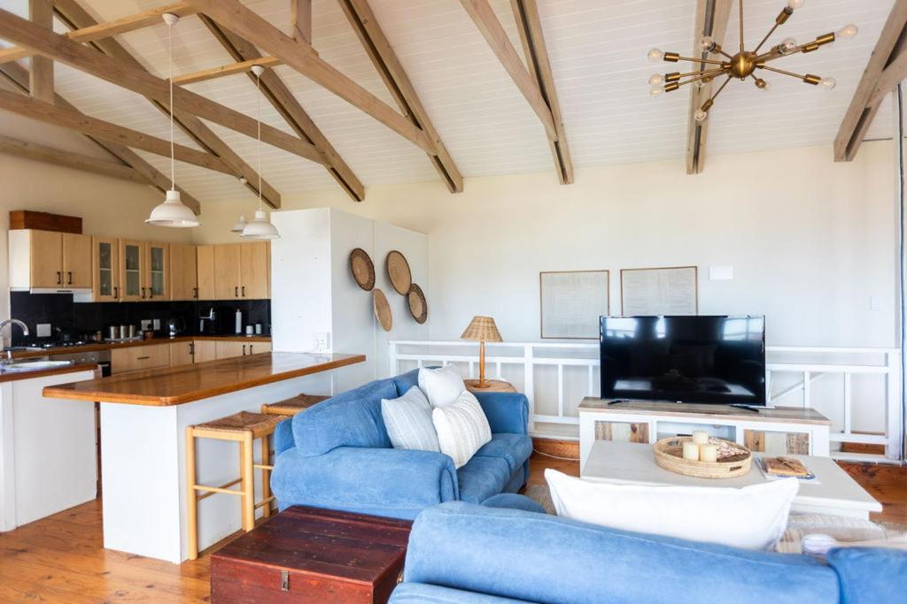 Seia Dream Offers Stunning Ocean Views, Sunny Living Spaces, Plunge Pool And Terraces Perfect For Relaxing, Walk To Simons Town, Seaforth Beach, Boulders Penguins, High Speed Internet, Smart Tv And Back Up Solar, Ideal For Families Or Remote Wo