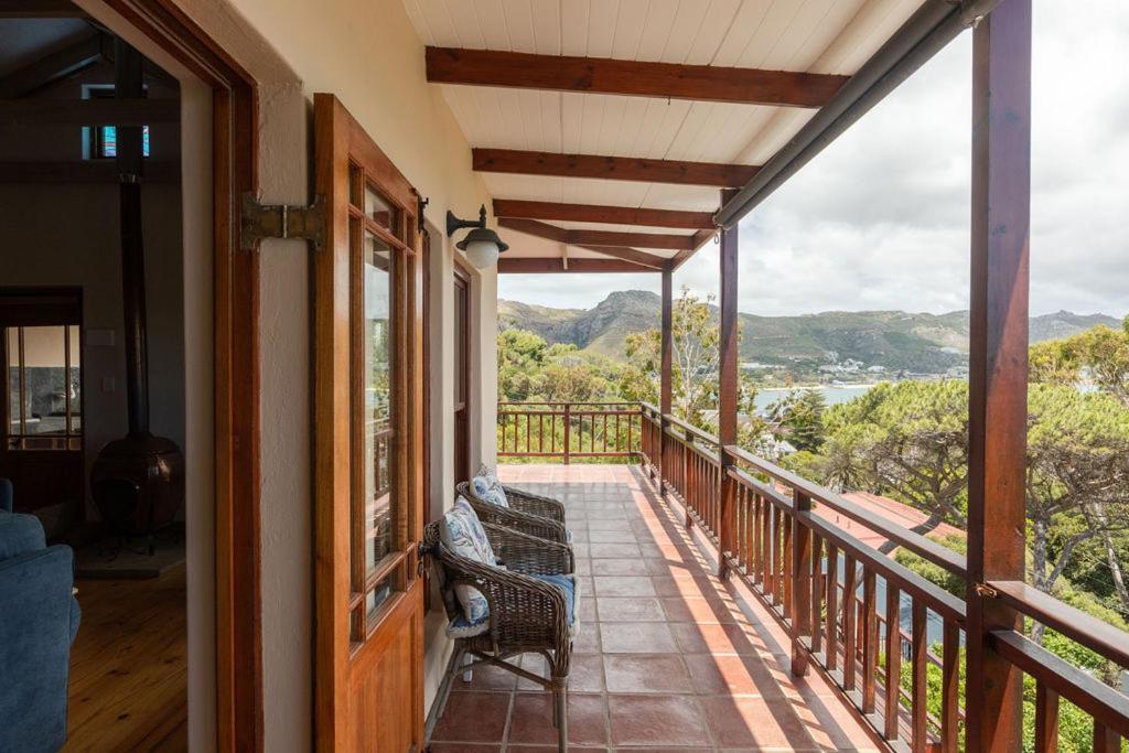 Seia Dream Offers Stunning Ocean Views, Sunny Living Spaces, Plunge Pool And Terraces Perfect For Relaxing, Walk To Simons Town, Seaforth Beach, Boulders Penguins, High Speed Internet, Smart Tv And Back Up Solar, Ideal For Families Or Remote Wo Casa de férias *