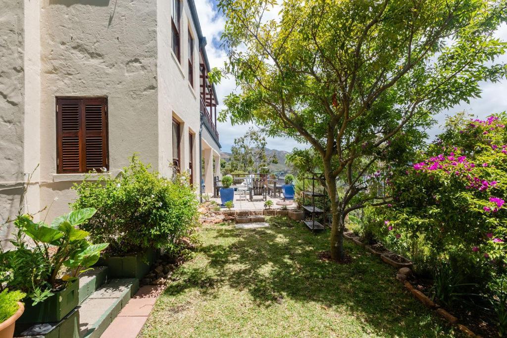 Casa de férias Seia Dream Offers Stunning Ocean Views, Sunny Living Spaces, Plunge Pool And Terraces Perfect For Relaxing, Walk To Simons Town, Seaforth Beach, Boulders Penguins, High Speed Internet, Smart Tv And Back Up Solar, Ideal For Families Or Remote Wo *