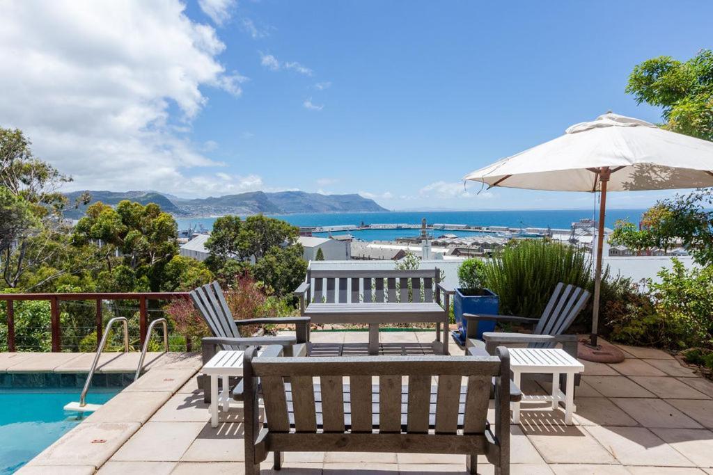 Casa de férias Seia Dream Offers Stunning Ocean Views, Sunny Living Spaces, Plunge Pool And Terraces Perfect For Relaxing, Walk To Simons Town, Seaforth Beach, Boulders Penguins, High Speed Internet, Smart Tv And Back Up Solar, Ideal For Families Or Remote Wo Cidade Do Cabo