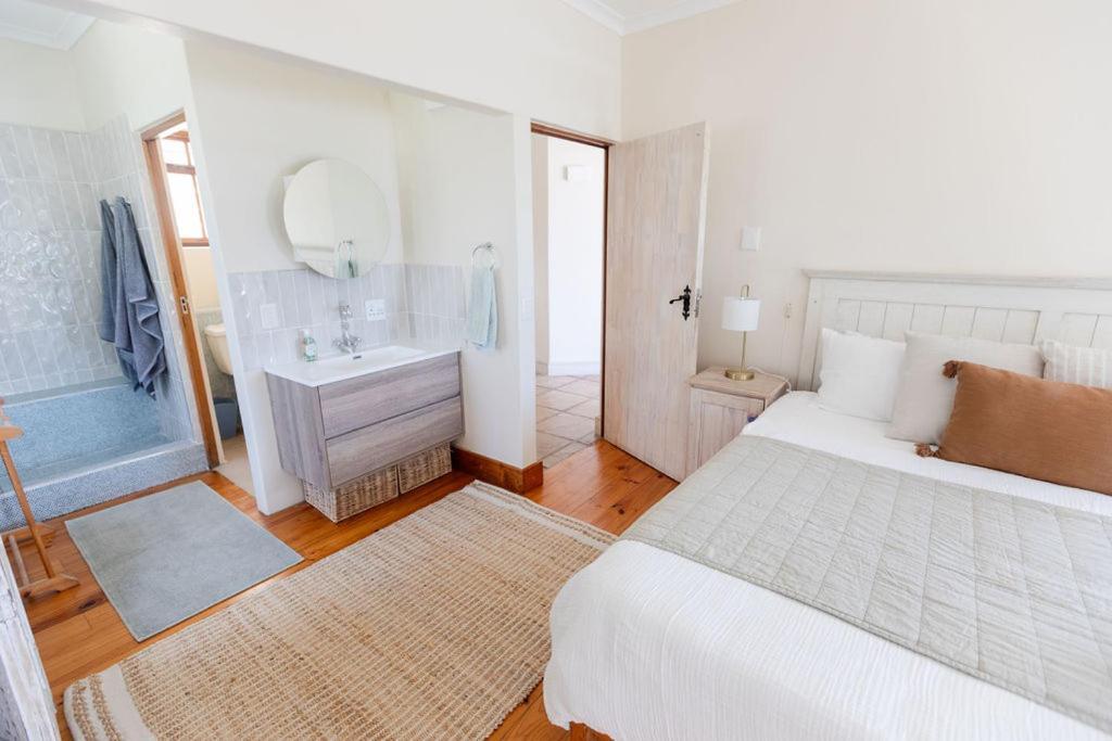 Seia Dream Offers Stunning Ocean Views, Sunny Living Spaces, Plunge Pool And Terraces Perfect For Relaxing, Walk To Simons Town, Seaforth Beach, Boulders Penguins, High Speed Internet, Smart Tv And Back Up Solar, Ideal For Families Or Remote Wo Holiday home Cape Town