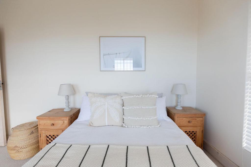 Seia Dream Offers Stunning Ocean Views, Sunny Living Spaces, Plunge Pool And Terraces Perfect For Relaxing, Walk To Simons Town, Seaforth Beach, Boulders Penguins, High Speed Internet, Smart Tv And Back Up Solar, Ideal For Families Or Remote Wo