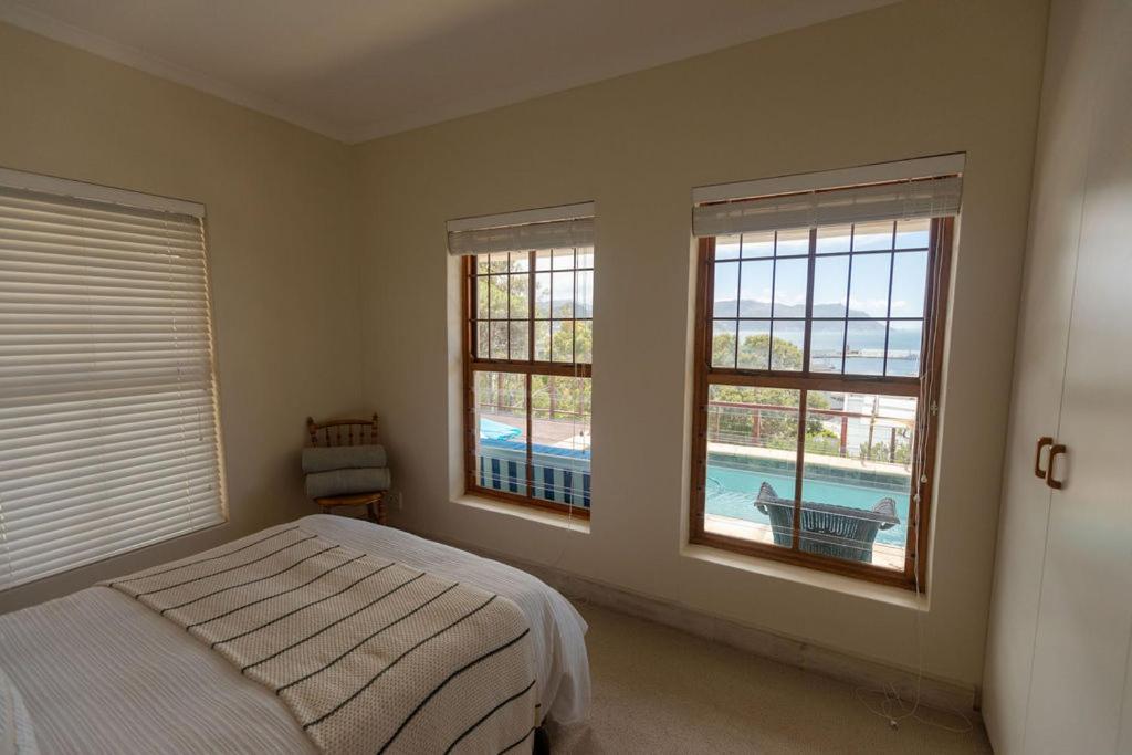 Seia Dream Offers Stunning Ocean Views, Sunny Living Spaces, Plunge Pool And Terraces Perfect For Relaxing, Walk To Simons Town, Seaforth Beach, Boulders Penguins, High Speed Internet, Smart Tv And Back Up Solar, Ideal For Families Or Remote Wo Holiday home