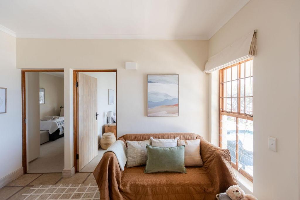 Seia Dream Offers Stunning Ocean Views, Sunny Living Spaces, Plunge Pool And Terraces Perfect For Relaxing, Walk To Simons Town, Seaforth Beach, Boulders Penguins, High Speed Internet, Smart Tv And Back Up Solar, Ideal For Families Or Remote Wo Holiday home *