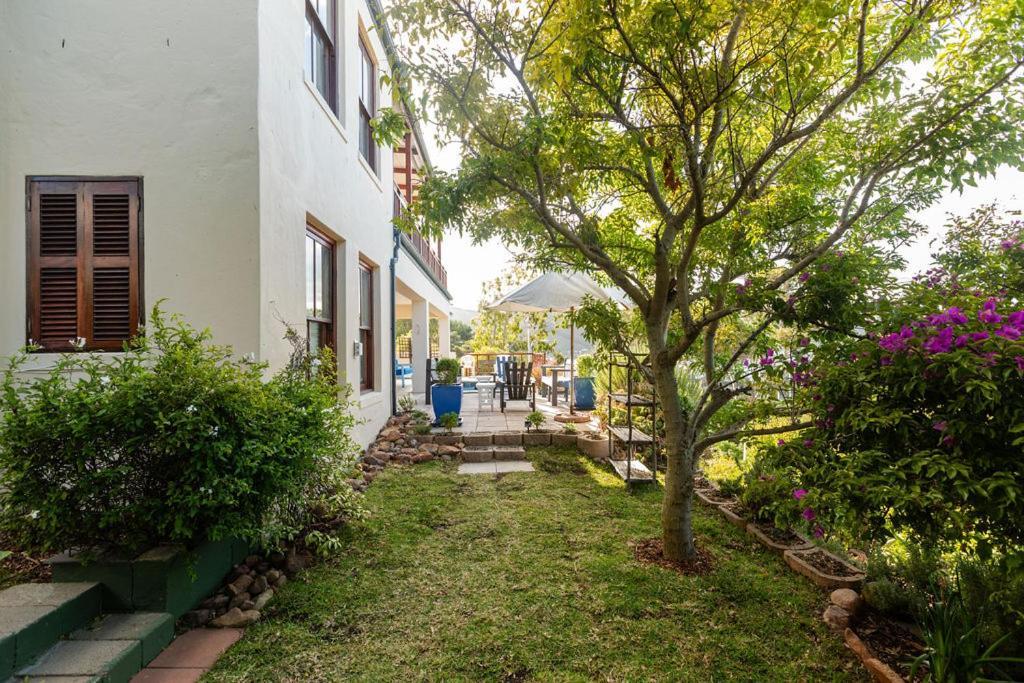 Holiday home Seia Dream Offers Stunning Ocean Views, Sunny Living Spaces, Plunge Pool And Terraces Perfect For Relaxing, Walk To Simons Town, Seaforth Beach, Boulders Penguins, High Speed Internet, Smart Tv And Back Up Solar, Ideal For Families Or Remote Wo Cape Town