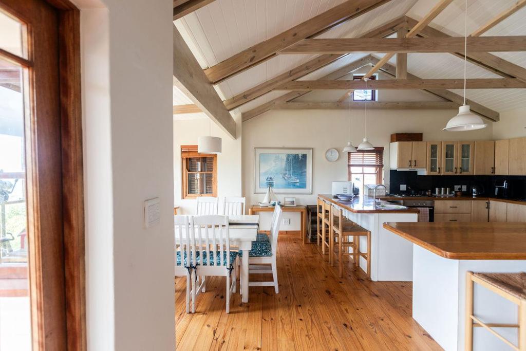 Holiday home Seia Dream Offers Stunning Ocean Views, Sunny Living Spaces, Plunge Pool And Terraces Perfect For Relaxing, Walk To Simons Town, Seaforth Beach, Boulders Penguins, High Speed Internet, Smart Tv And Back Up Solar, Ideal For Families Or Remote Wo Cape Town