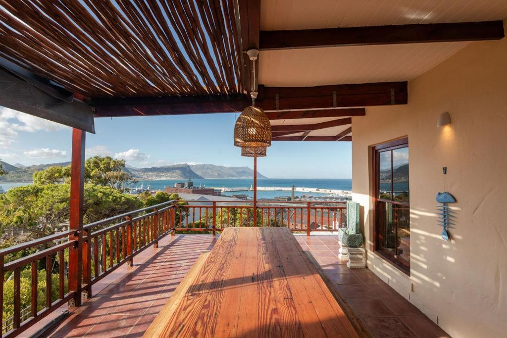 Seia Dream Offers Stunning Ocean Views, Sunny Living Spaces, Plunge Pool And Terraces Perfect For Relaxing, Walk To Simons Town, Seaforth Beach, Boulders Penguins, High Speed Internet, Smart Tv And Back Up Solar, Ideal For Families Or Remote Wo *