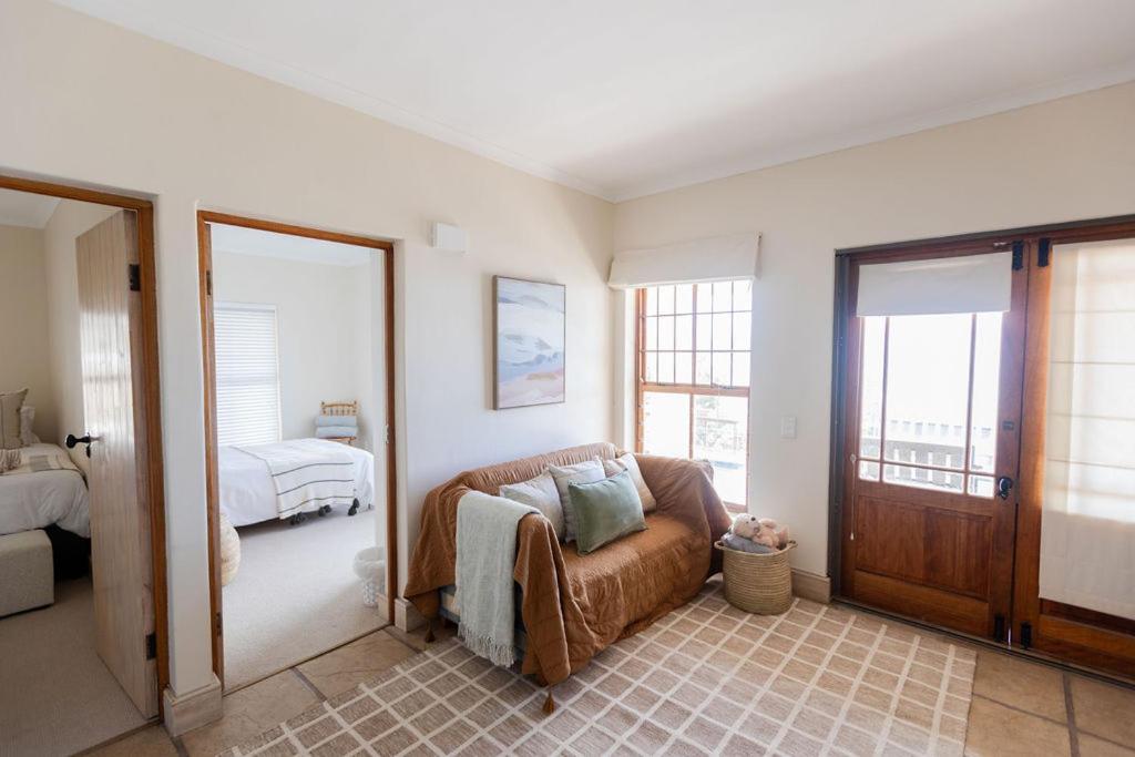 Seia Dream Offers Stunning Ocean Views, Sunny Living Spaces, Plunge Pool And Terraces Perfect For Relaxing, Walk To Simons Town, Seaforth Beach, Boulders Penguins, High Speed Internet, Smart Tv And Back Up Solar, Ideal For Families Or Remote Wo Holiday home Cape Town