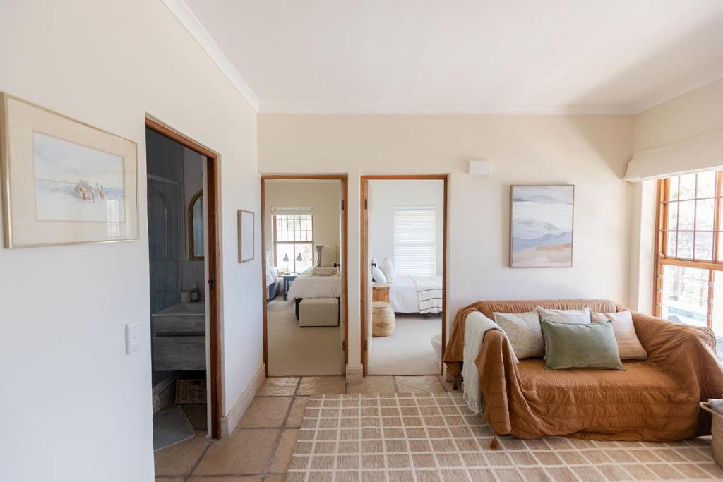 Holiday home Seia Dream Offers Stunning Ocean Views, Sunny Living Spaces, Plunge Pool And Terraces Perfect For Relaxing, Walk To Simons Town, Seaforth Beach, Boulders Penguins, High Speed Internet, Smart Tv And Back Up Solar, Ideal For Families Or Remote Wo *