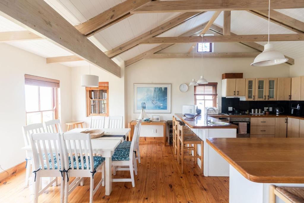 Holiday home Seia Dream Offers Stunning Ocean Views, Sunny Living Spaces, Plunge Pool And Terraces Perfect For Relaxing, Walk To Simons Town, Seaforth Beach, Boulders Penguins, High Speed Internet, Smart Tv And Back Up Solar, Ideal For Families Or Remote Wo Cape Town