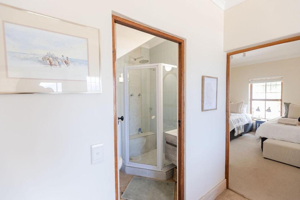 Seia Dream Offers Stunning Ocean Views, Sunny Living Spaces, Plunge Pool And Terraces Perfect For Relaxing, Walk To Simons Town, Seaforth Beach, Boulders Penguins, High Speed Internet, Smart Tv And Back Up Solar, Ideal For Families Or Remote Wo Holiday home