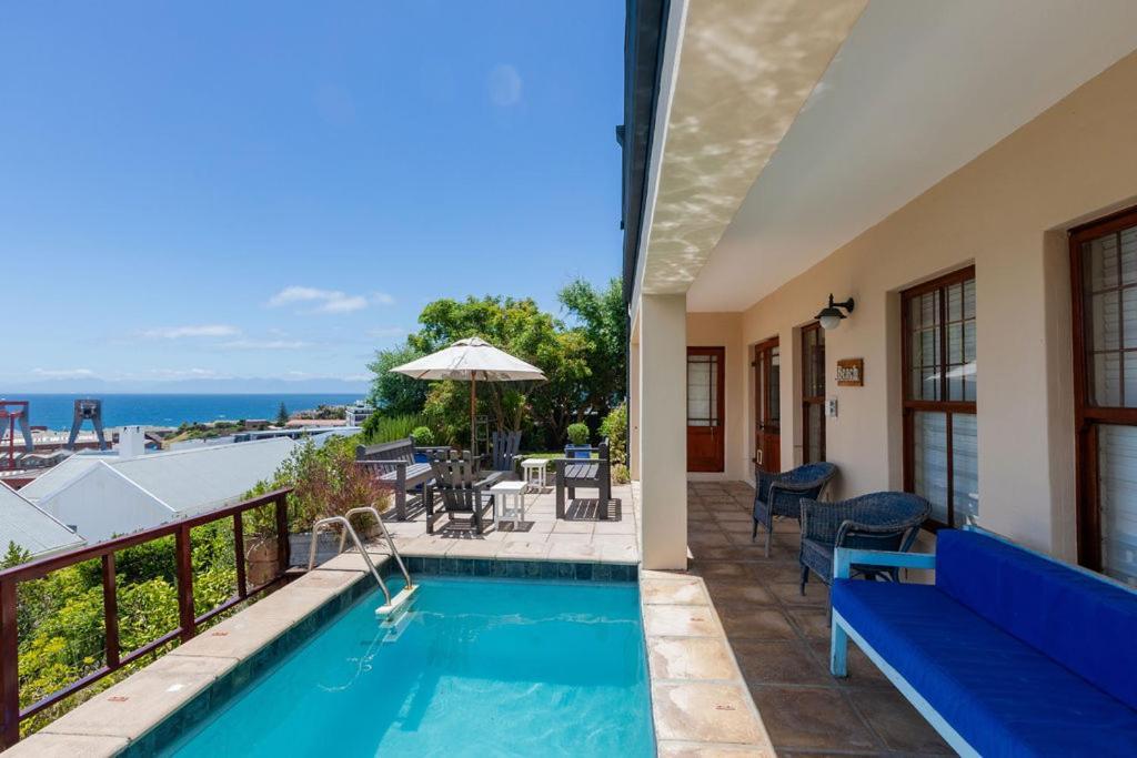 Holiday home Seia Dream Offers Stunning Ocean Views, Sunny Living Spaces, Plunge Pool And Terraces Perfect For Relaxing, Walk To Simons Town, Seaforth Beach, Boulders Penguins, High Speed Internet, Smart Tv And Back Up Solar, Ideal For Families Or Remote Wo