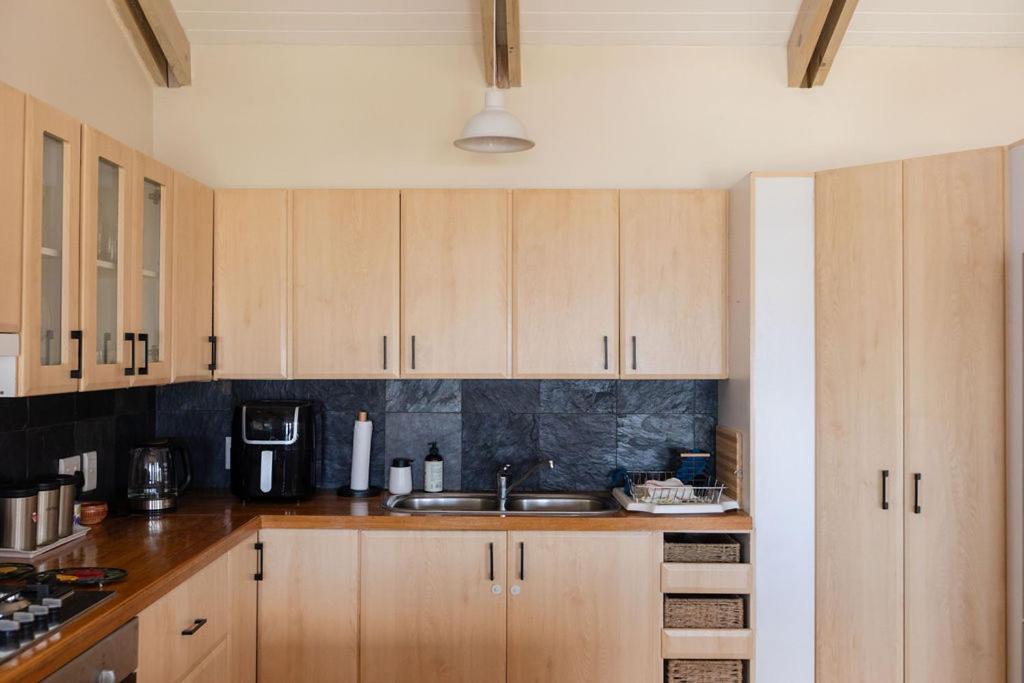 Seia Dream Offers Stunning Ocean Views, Sunny Living Spaces, Plunge Pool And Terraces Perfect For Relaxing, Walk To Simons Town, Seaforth Beach, Boulders Penguins, High Speed Internet, Smart Tv And Back Up Solar, Ideal For Families Or Remote Wo Holiday home *