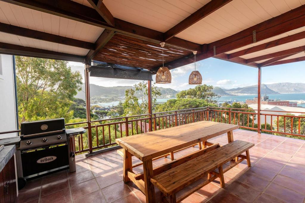 Seia Dream Offers Stunning Ocean Views, Sunny Living Spaces, Plunge Pool And Terraces Perfect For Relaxing, Walk To Simons Town, Seaforth Beach, Boulders Penguins, High Speed Internet, Smart Tv And Back Up Solar, Ideal For Families Or Remote Wo