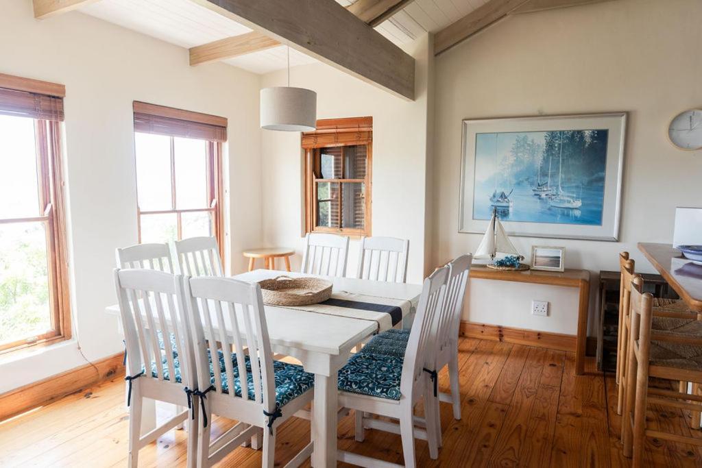 Holiday home Seia Dream Offers Stunning Ocean Views, Sunny Living Spaces, Plunge Pool And Terraces Perfect For Relaxing, Walk To Simons Town, Seaforth Beach, Boulders Penguins, High Speed Internet, Smart Tv And Back Up Solar, Ideal For Families Or Remote Wo