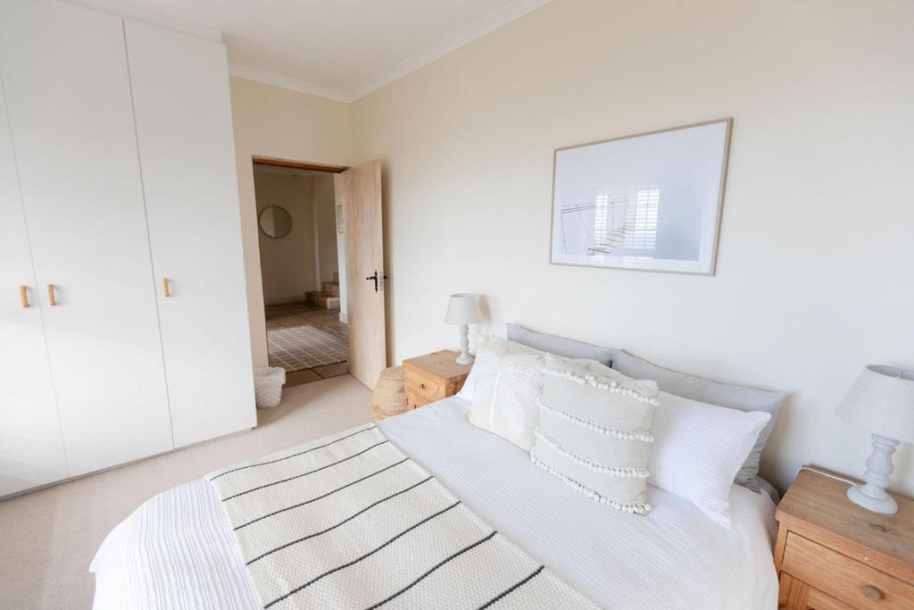 Holiday home Seia Dream Offers Stunning Ocean Views, Sunny Living Spaces, Plunge Pool And Terraces Perfect For Relaxing, Walk To Simons Town, Seaforth Beach, Boulders Penguins, High Speed Internet, Smart Tv And Back Up Solar, Ideal For Families Or Remote Wo Cape Town