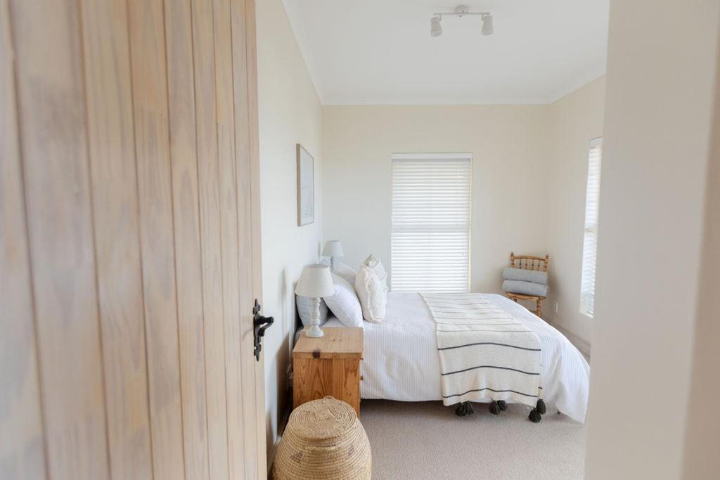 Seia Dream Offers Stunning Ocean Views, Sunny Living Spaces, Plunge Pool And Terraces Perfect For Relaxing, Walk To Simons Town, Seaforth Beach, Boulders Penguins, High Speed Internet, Smart Tv And Back Up Solar, Ideal For Families Or Remote Wo