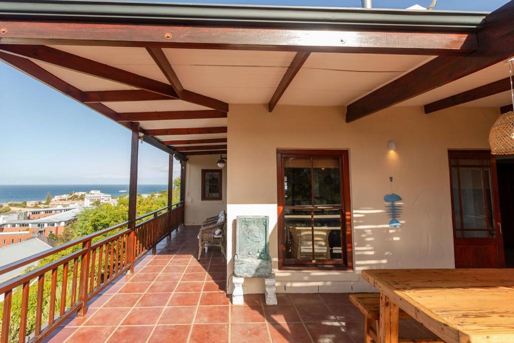 Seia Dream Offers Stunning Ocean Views, Sunny Living Spaces, Plunge Pool And Terraces Perfect For Relaxing, Walk To Simons Town, Seaforth Beach, Boulders Penguins, High Speed Internet, Smart Tv And Back Up Solar, Ideal For Families Or Remote Wo Holiday home