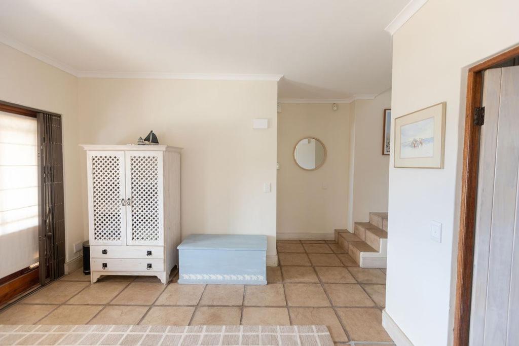 Seia Dream Offers Stunning Ocean Views, Sunny Living Spaces, Plunge Pool And Terraces Perfect For Relaxing, Walk To Simons Town, Seaforth Beach, Boulders Penguins, High Speed Internet, Smart Tv And Back Up Solar, Ideal For Families Or Remote Wo Holiday home *