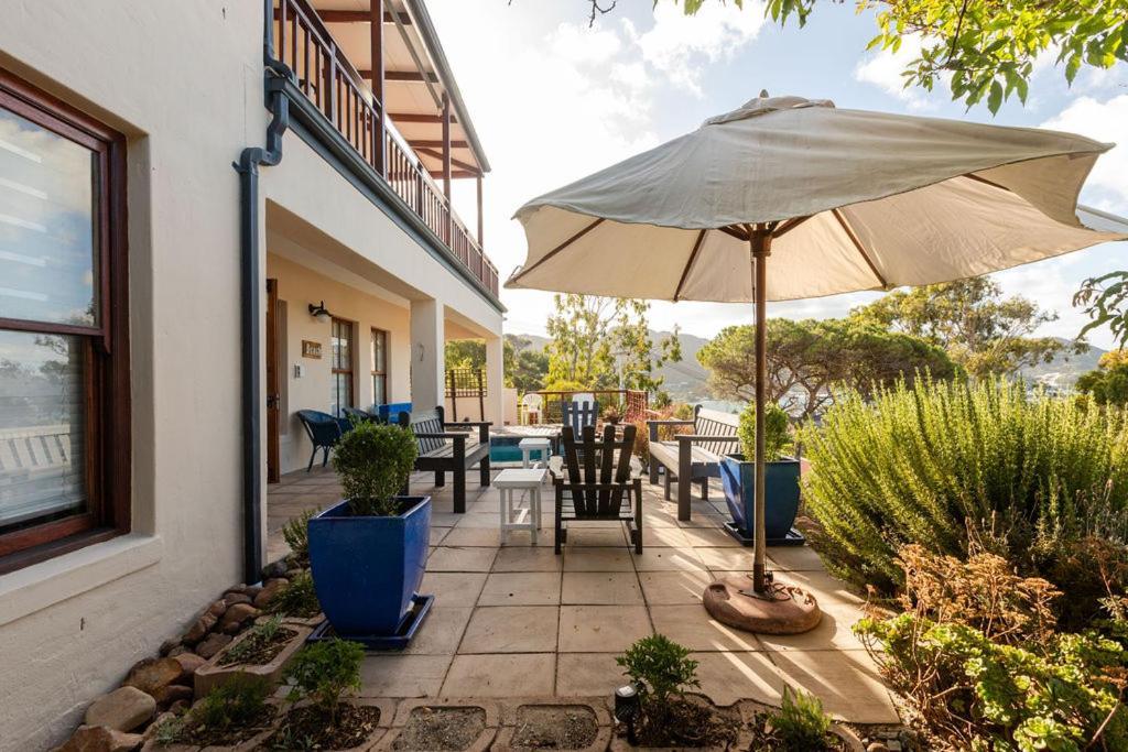 Holiday home Seia Dream Offers Stunning Ocean Views, Sunny Living Spaces, Plunge Pool And Terraces Perfect For Relaxing, Walk To Simons Town, Seaforth Beach, Boulders Penguins, High Speed Internet, Smart Tv And Back Up Solar, Ideal For Families Or Remote Wo *